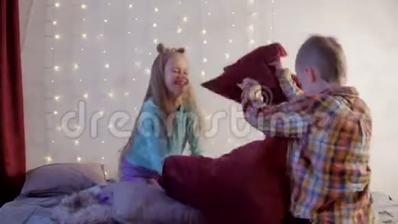 圣诞假期孩子们在卧室里打枕头视频的预览图