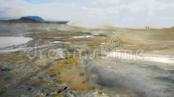 冰岛天然蒸汽地热区视频的预览图