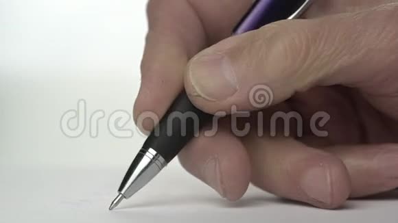 聪明的老人皱着右手写笔记特写视频的预览图