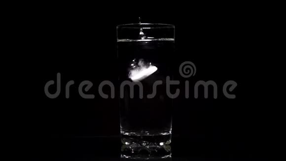 在一杯水中加入阿司匹林视频的预览图