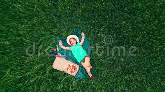 小女孩躺在野餐床罩上视频的预览图