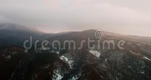 无人机视频冻林自上方山行时间视频的预览图
