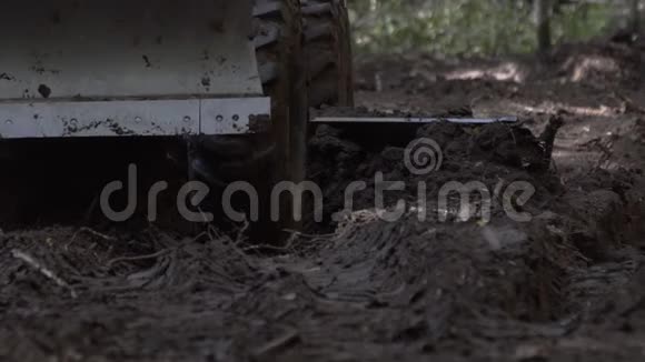 工作时坏林路道路平整机动平地机近拍挖掘机刮泥土在一条新路上视频的预览图