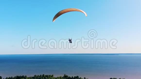 在湖上用滑翔机飞行的运动员视频的预览图