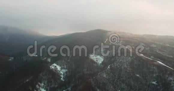 无人机视频林从上冬日里的山雾视频的预览图