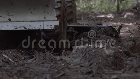 工作时坏林路道路平整机动平地机慢动作挖掘机刮泥土在一条新路上视频的预览图
