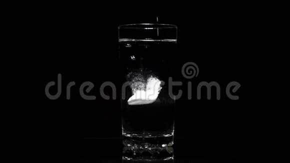 在一杯水中加入阿司匹林视频的预览图