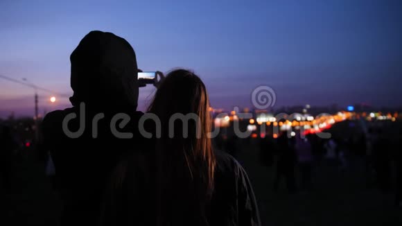 一男一女看着城市夜景拍照留念视频的预览图