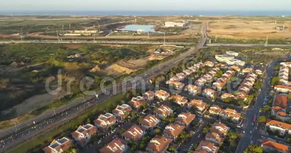 在纽蒂沃特上空的空中视野以色列南区一座城市位于贝什巴和加沙地带之间视频的预览图