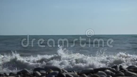 大浪在海滩上刹车很多泡沫在水里视频的预览图