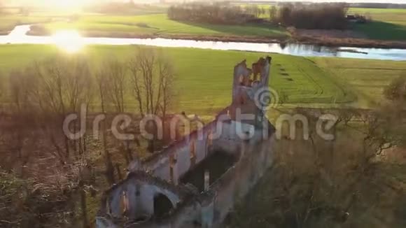 拉托维亚萨尔盖尔路德教会的废墟在利鲁佩河畔附近视频的预览图