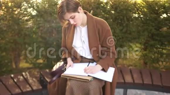 快乐学生轻松户外阅读书的肖像女孩坐在长凳上正在学习演讲快乐的女人视频的预览图