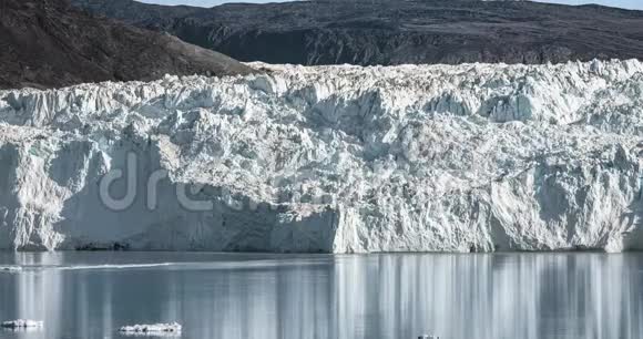 格陵兰Eqi冰川的EqipSermia冰川移动时间推移视频剪辑称为Calving冰川巨大的冰川视频的预览图