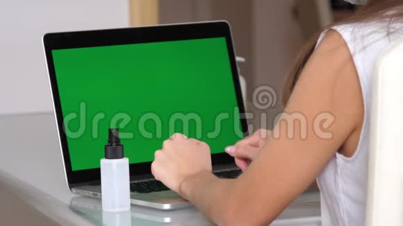 女性在工作时消毒双手视频的预览图