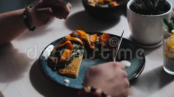 餐厅供应巴厘菜素食主义关门视频的预览图
