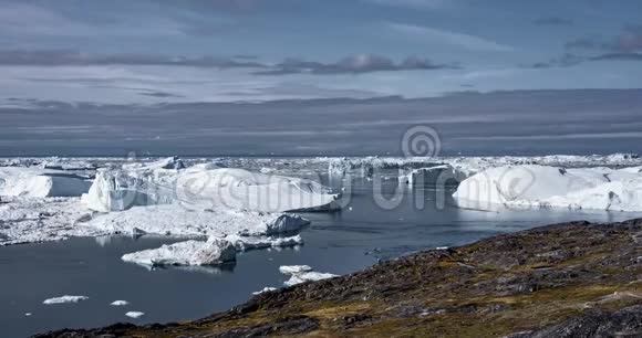 格陵兰岛冰山景观Ilulissat冰峡湾与巨大冰山的4k时间推移视频剪辑捕鱼视频的预览图