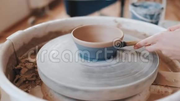 绘画陶器那个女孩在陶圈里装饰碗手工制作的骗局视频的预览图