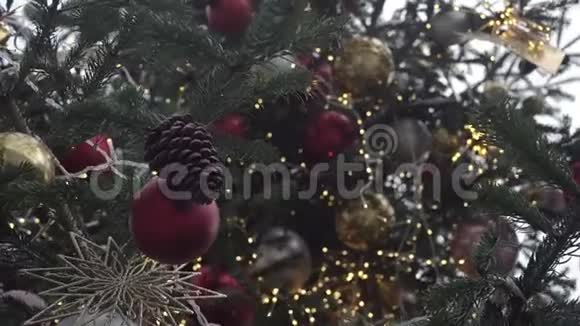 挂在传统新年树上的圆锥形和装饰视频的预览图