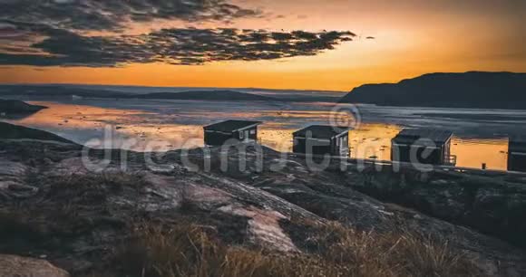 长达4K的移动时间推移视频剪辑的EqipSermia冰川伊奇冰川红色小屋在格陵兰日落和日出视频的预览图