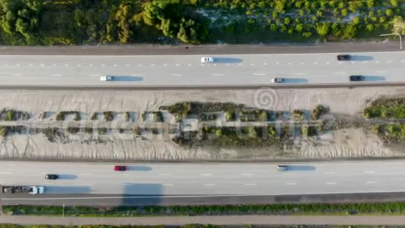 具有车辆运动的高速公路高空俯视图加州美国视频的预览图