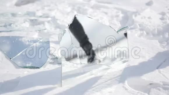 雪地里的镜子碎片视频的预览图