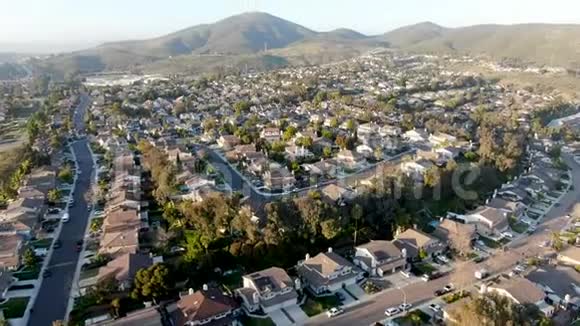 南加州现代住宅小区鸟瞰图视频的预览图