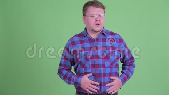 体重超重长胡子胃疼的嬉皮士视频的预览图