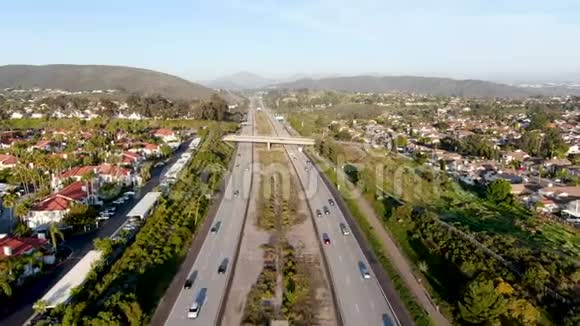 有车辆行驶的高速公路鸟瞰图加州美国视频的预览图