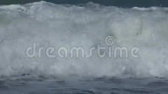 海上风暴夏日大浪在海滩上刹车视频的预览图