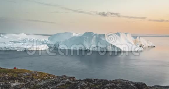 格陵兰岛冰山景观Ilulissat冰峡湾与巨大冰山的4k时间推移视频剪辑鲸视频的预览图