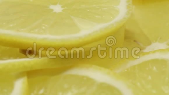 美味多汁的柠檬片在明亮的光线下极端特写视频的预览图