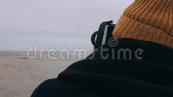 后景摄影师男子拍摄史诗山圣米歇尔岛城堡阴天低潮慢动作视频的预览图