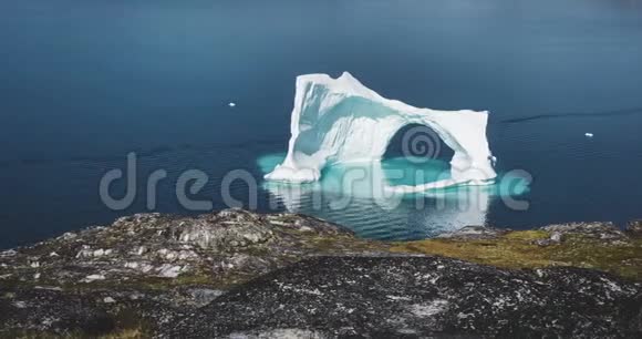 4k移动时间推移视频剪辑冰山与拱形在蓝色海洋融化靠近格陵兰岛的Ilulissat位于RodebayOqaatsut视频的预览图