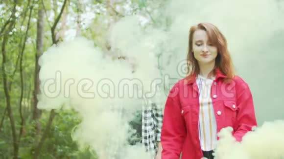 微笑的女人在户外和吸烟的火炬跳舞视频的预览图