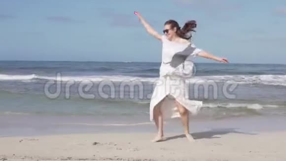 一个快乐的女人来到海滩视频的预览图