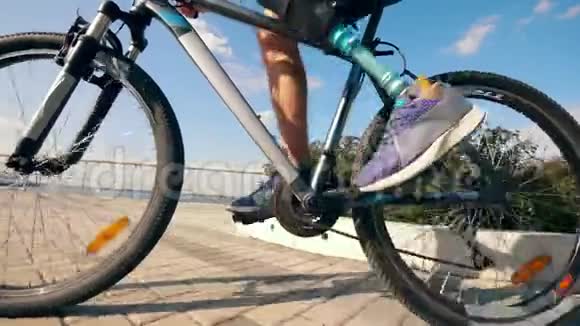 一个有仿生腿的人在自行车踏板上旋转视频的预览图