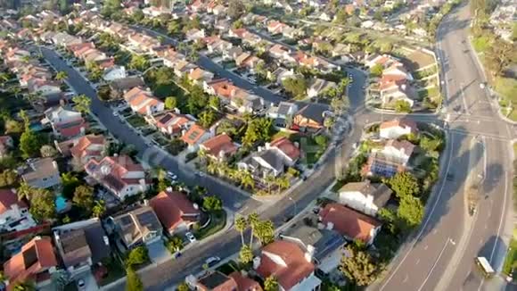 南加州现代住宅小区鸟瞰图视频的预览图