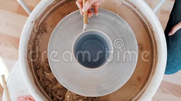 绘画陶器那个女孩在陶圈里装饰碗上文视视频的预览图