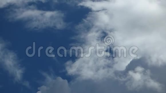 多云的蓝天许多白色和灰色的云层迅速飞走视频的预览图