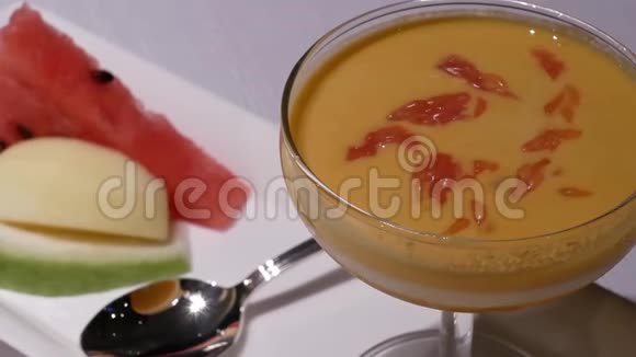 尚宫餐厅内的芒果布丁甜点和水果运动视频的预览图