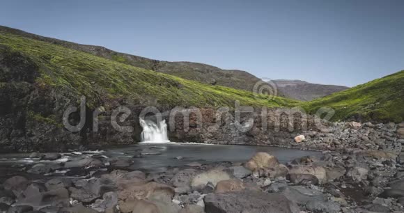 迪斯科岛上美丽瀑布全景视频片段靠近qeqertarsuaq和Ilulissat视频的预览图