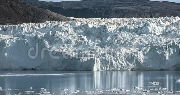 格陵兰Eqi冰川的EqipSermia冰川移动时间推移视频剪辑称为Calving冰川巨大的冰川视频的预览图