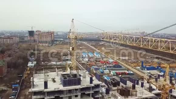 建筑工地起重机构筑物的俯视图视频的预览图