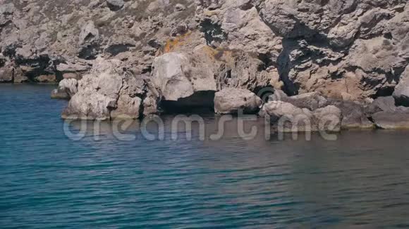 野生海湾中惊人的石头和岩石视频的预览图