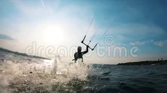 沿着河慢动作风筝冲浪视频的预览图