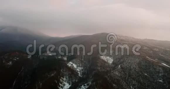 雪山峡谷森林无人机视频的预览图