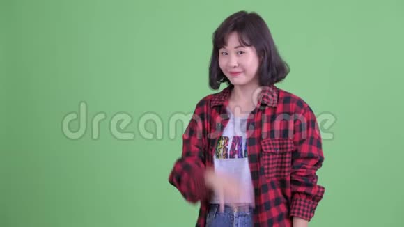 快乐的亚洲时髦女人视频的预览图