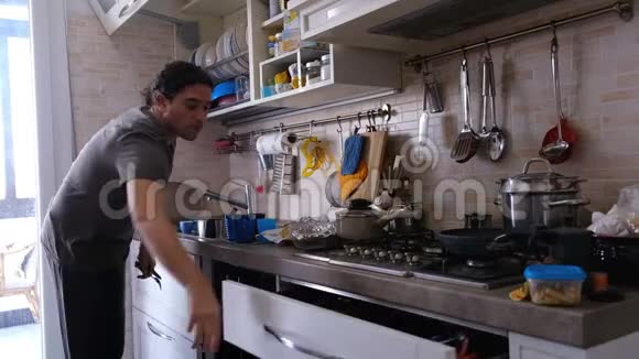 男人做家务洗碗放在餐具抽屉里视频的预览图