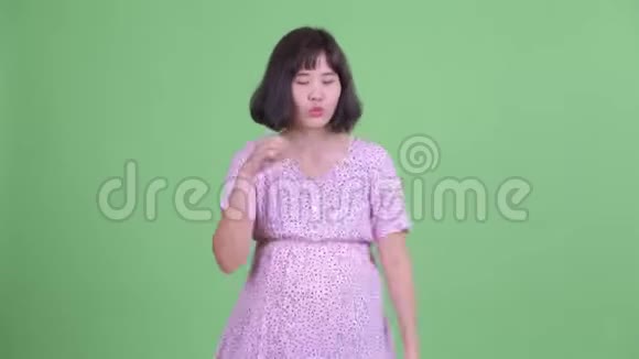 快乐的亚洲孕妇跳舞视频的预览图