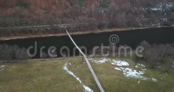 钻过冬季河吊桥4k视频的预览图